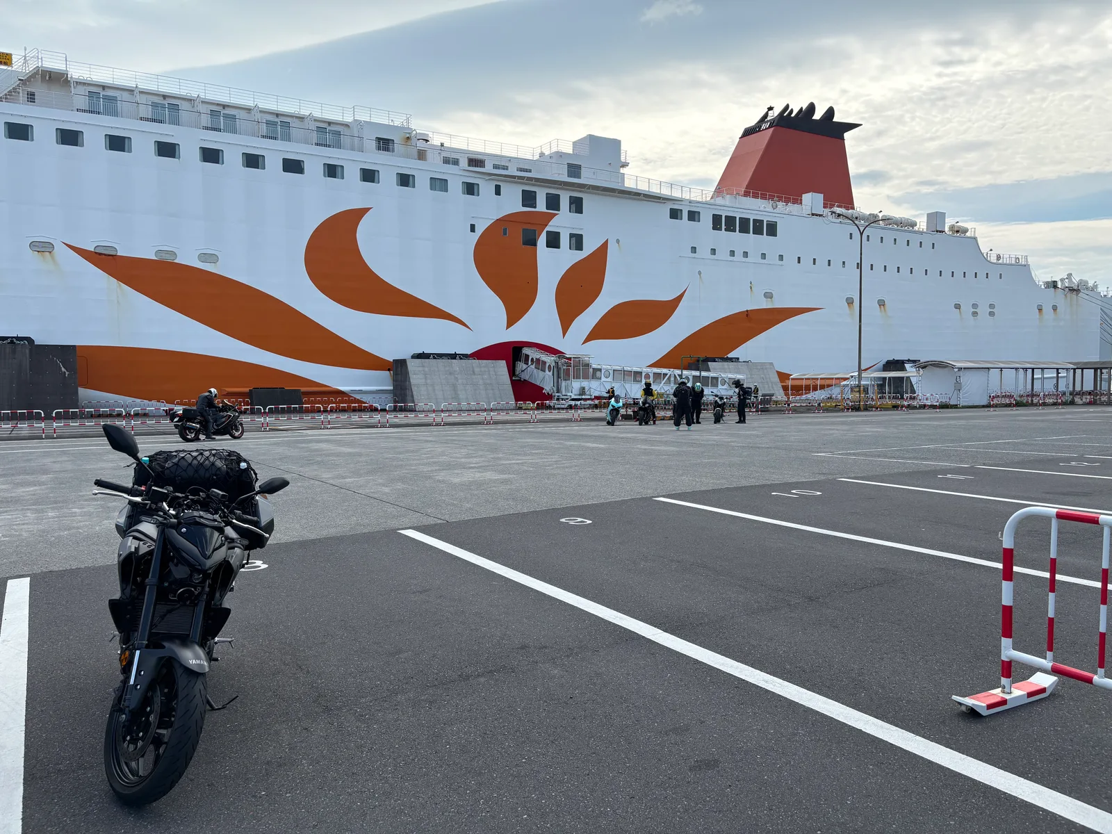 志布志港で「さんふらわあ きりしま」とバイクを撮影